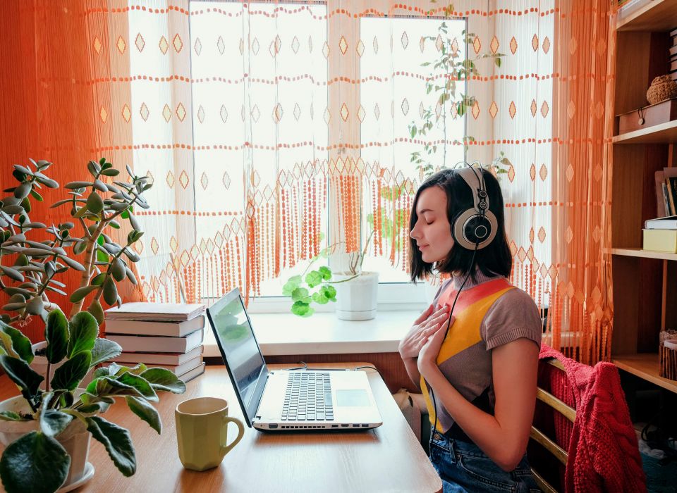 Lebensberatung Runa Runge - Online-Meditation am Laptop