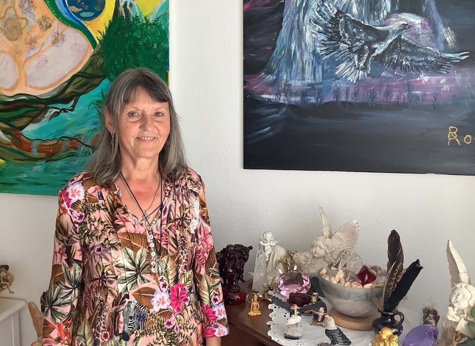 Lebensberatung Runa Runge - Runa Runge mit gemalten Bildern